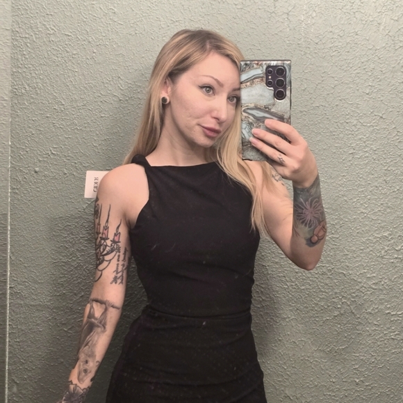 Meet your Posher, Jessica - Picture 1 of 2